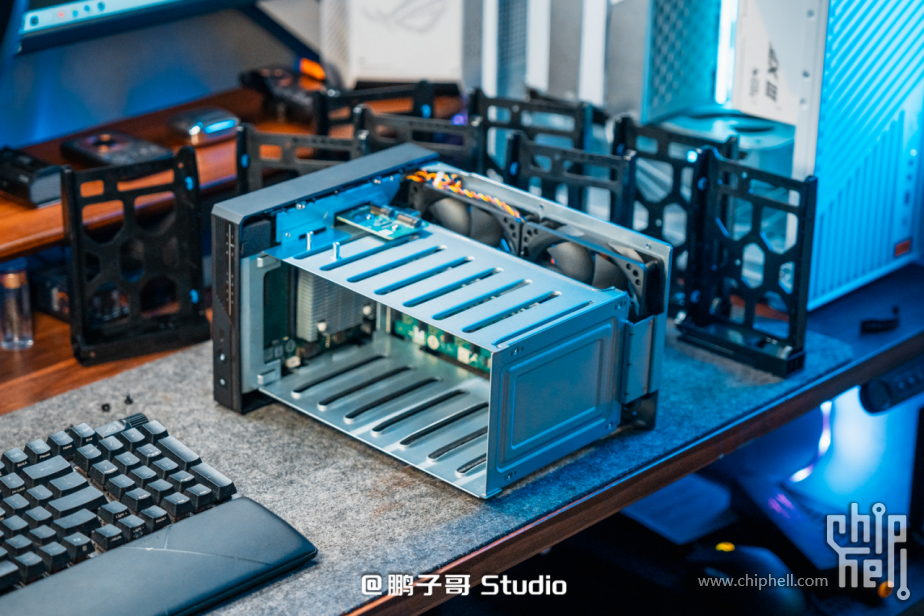 威联通新品NAS Qu805开箱：3799 8盘位 N355 16G内存，香爆了！901.png