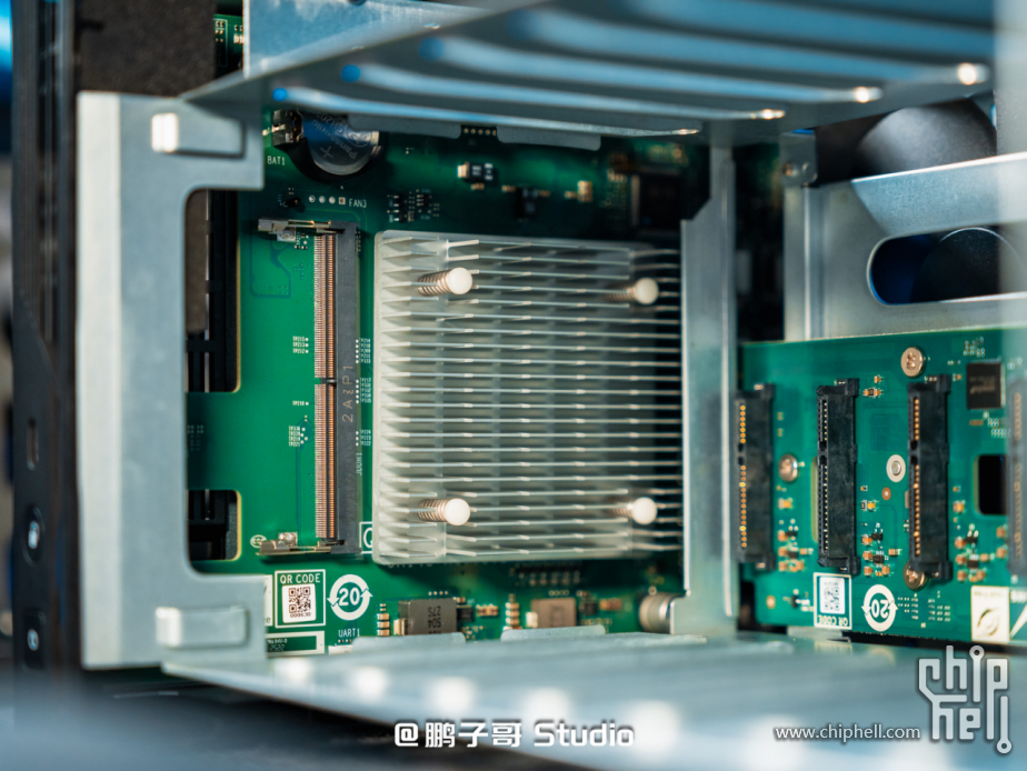 威联通新品NAS Qu805开箱：3799 8盘位 N355 16G内存，香爆了！941.png