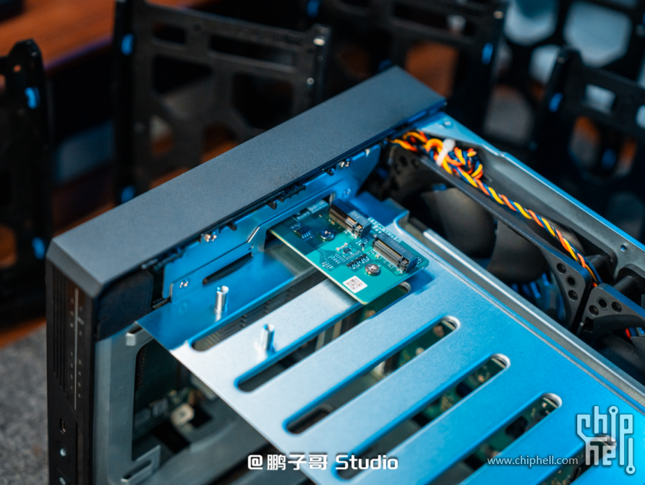 威联通新品NAS Qu805开箱：3799 8盘位 N355 16G内存，香爆了！1185.png