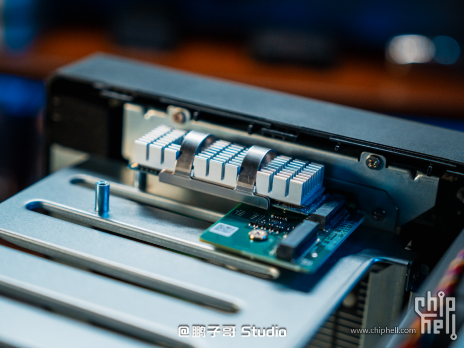 威联通新品NAS Qu805开箱：3799 8盘位 N355 16G内存，香爆了！1335.png