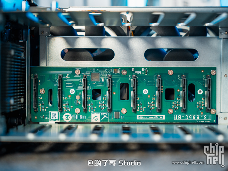 威联通新品NAS Qu805开箱：3799 8盘位 N355 16G内存，香爆了！1353.png