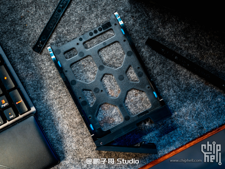 威联通新品NAS Qu805开箱：3799 8盘位 N355 16G内存，香爆了！1387.png
