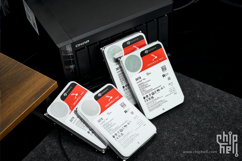 威联通新品NAS Qu805开箱：3799 8盘位 N355 16G内存，香爆了！1924.png