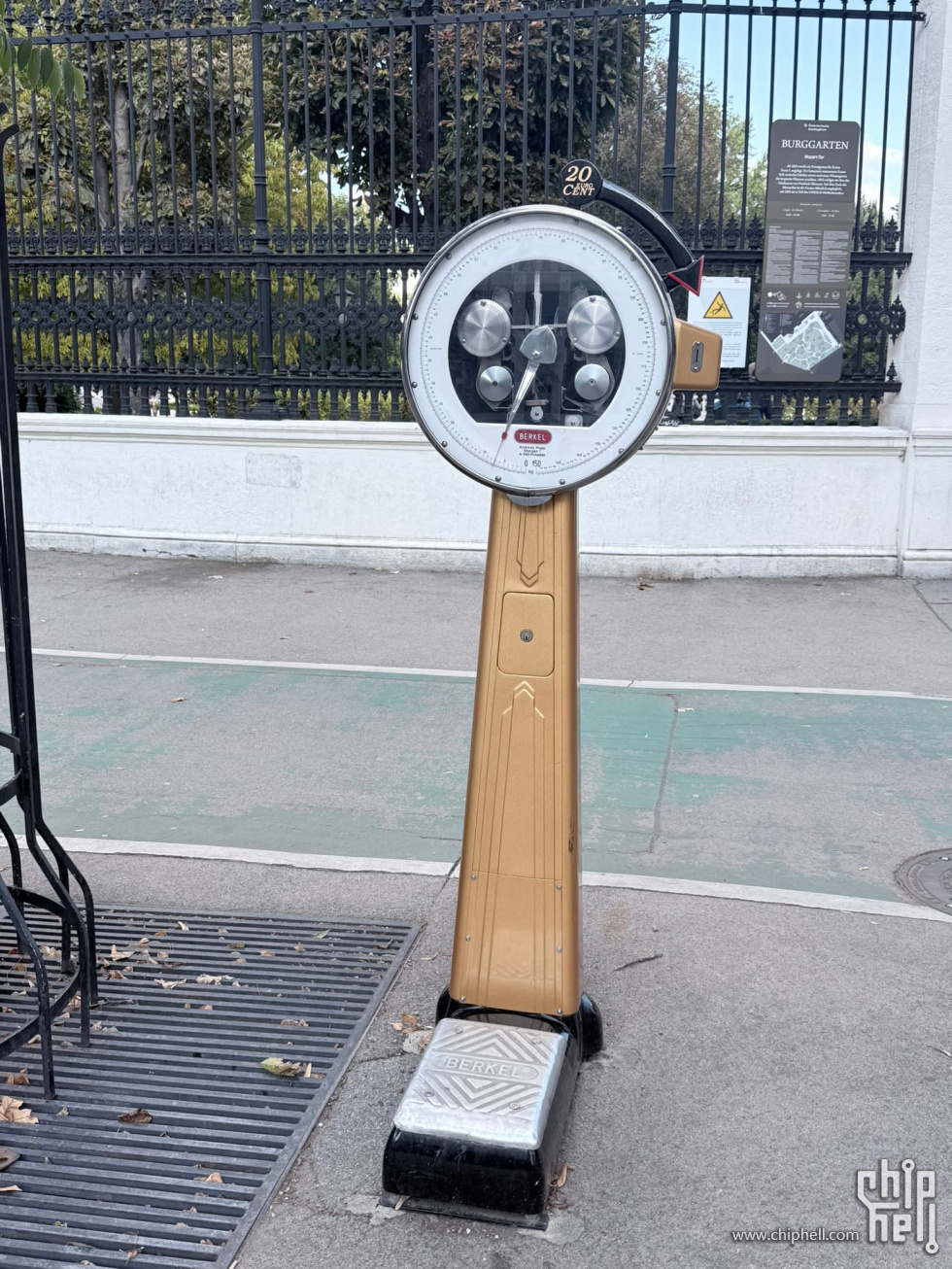 维也纳街上的体重称