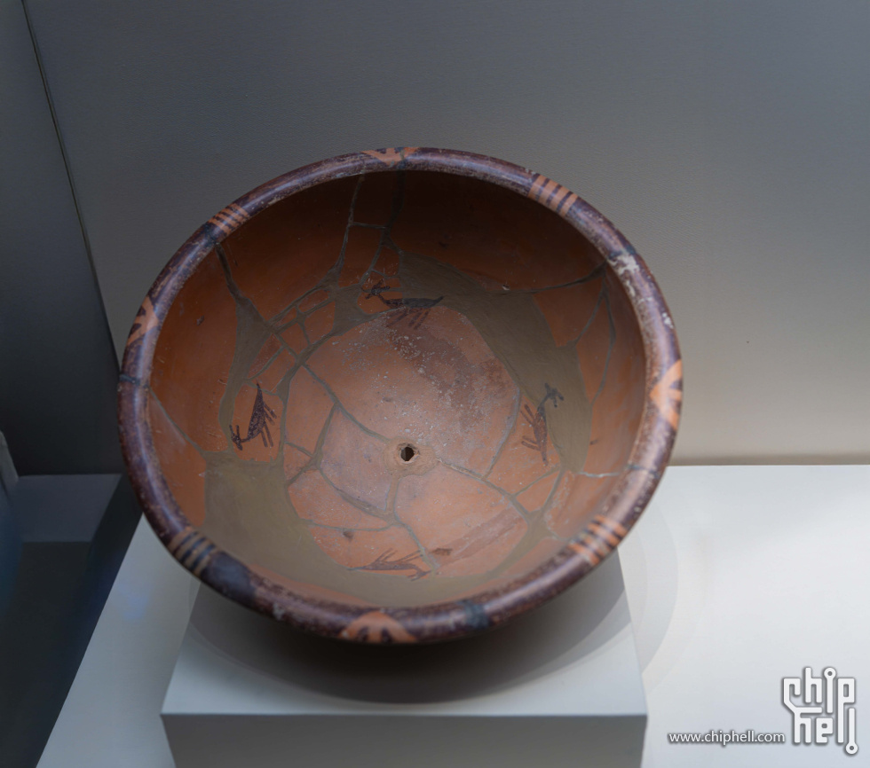 新石器时代仰韶文化鹿纹彩陶盆.jpg