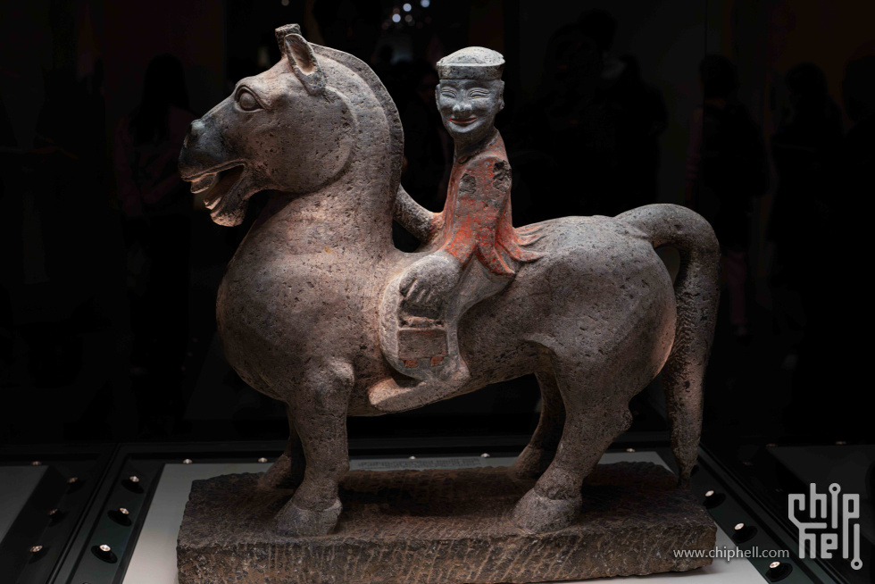 东汉石骑马俑.jpg