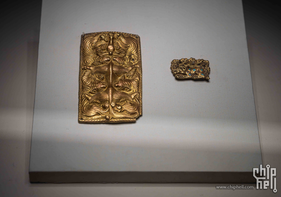 汉代金质动物纹饰牌.jpg