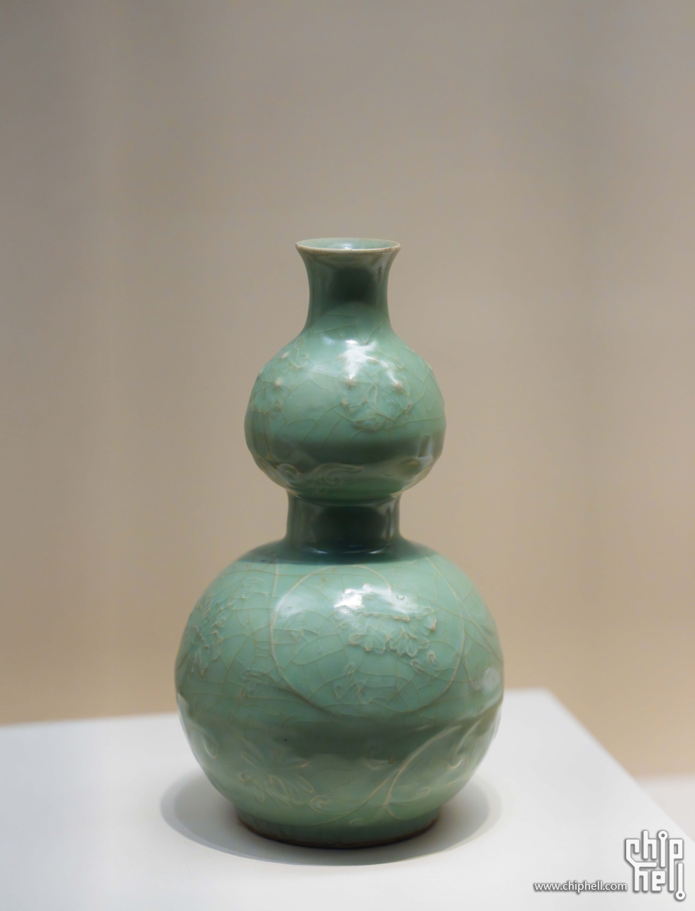 宋代龙泉窑青釉刻花葫芦瓶.jpg