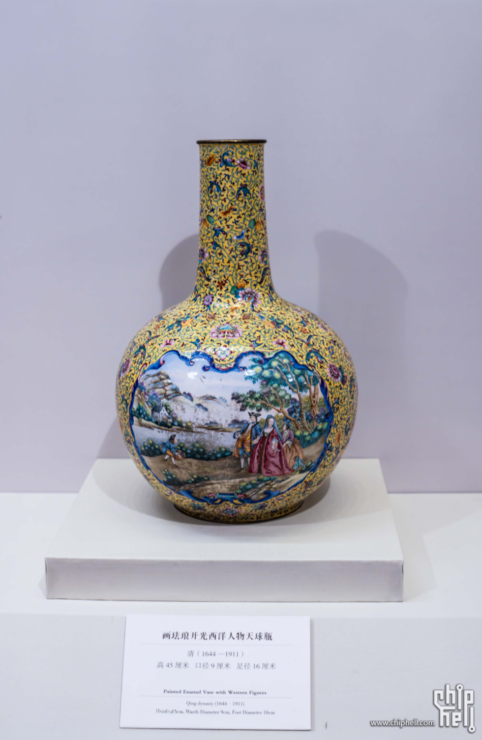 清代画珐琅开光西洋人物天球瓶.jpg