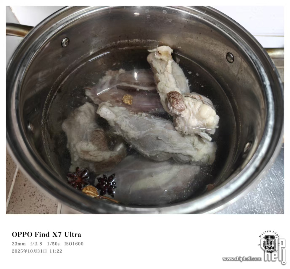 牛肉洗净去血水后，焯水一下下紧致一下肉（焯不焯水永远是烹饪界一个永恒的话题） ... ... ...