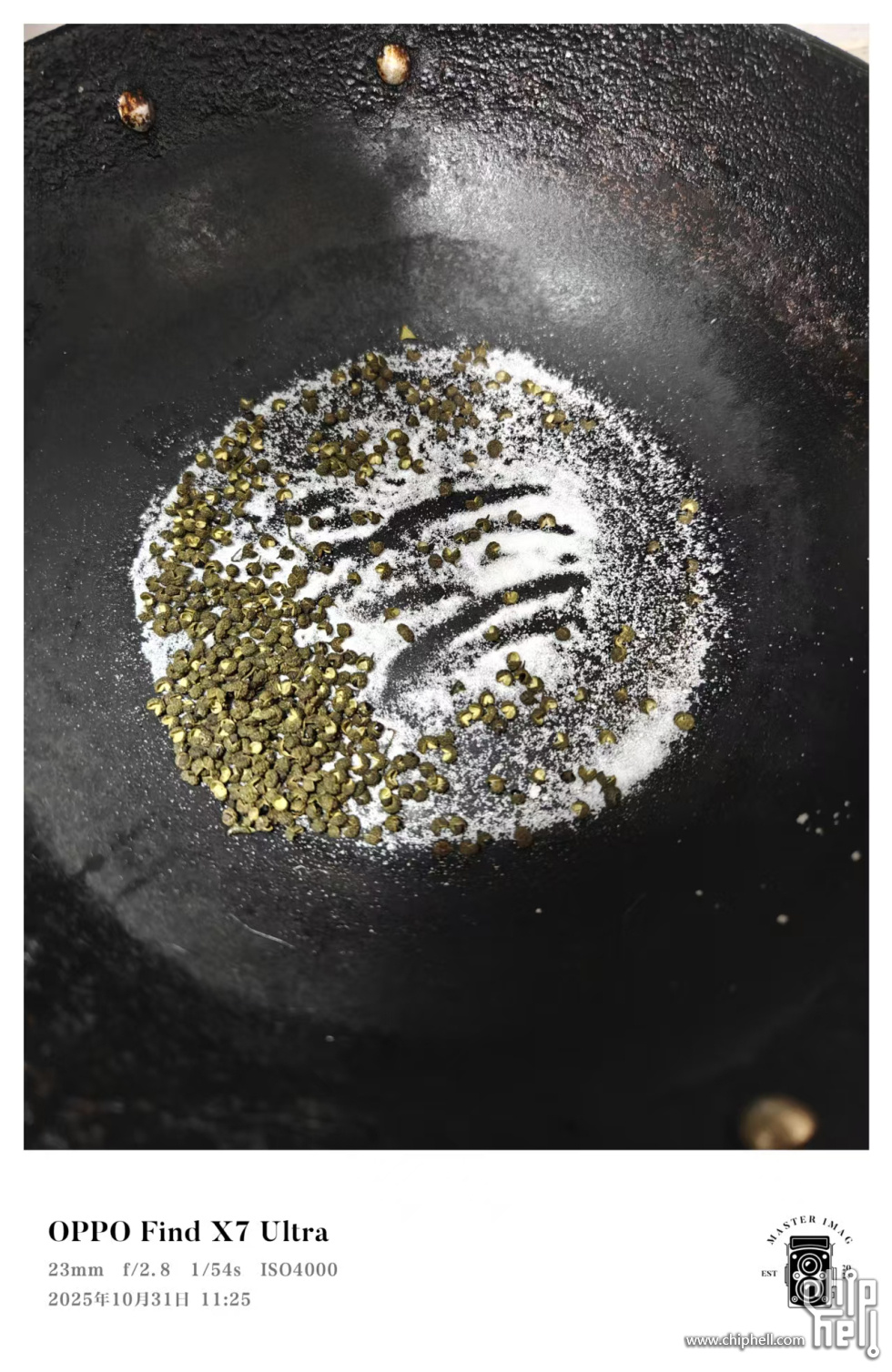 干锅热锅，放盐加大把的青花椒，爱吃麻所以加的多。