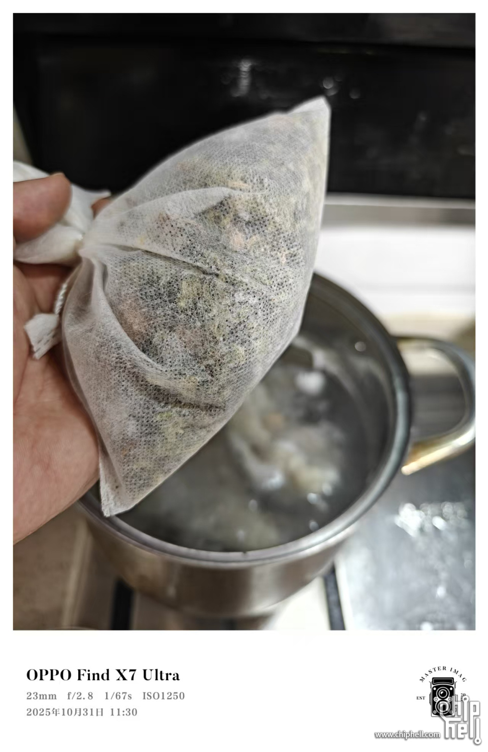 炒制好的香料装在汤料包里，扎紧口，丢入锅中。然后大火煮开。