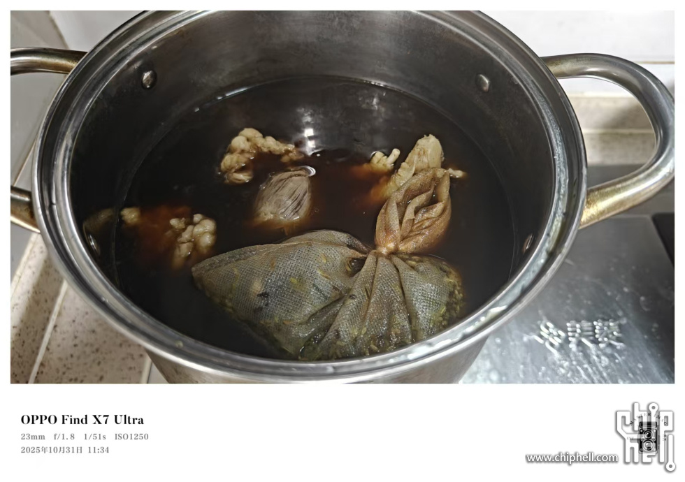 煮开后加入浓缩卤汁，汤底颜色马上出来了，继续大火熬制，注意水位淹没食材。 ... ... ...