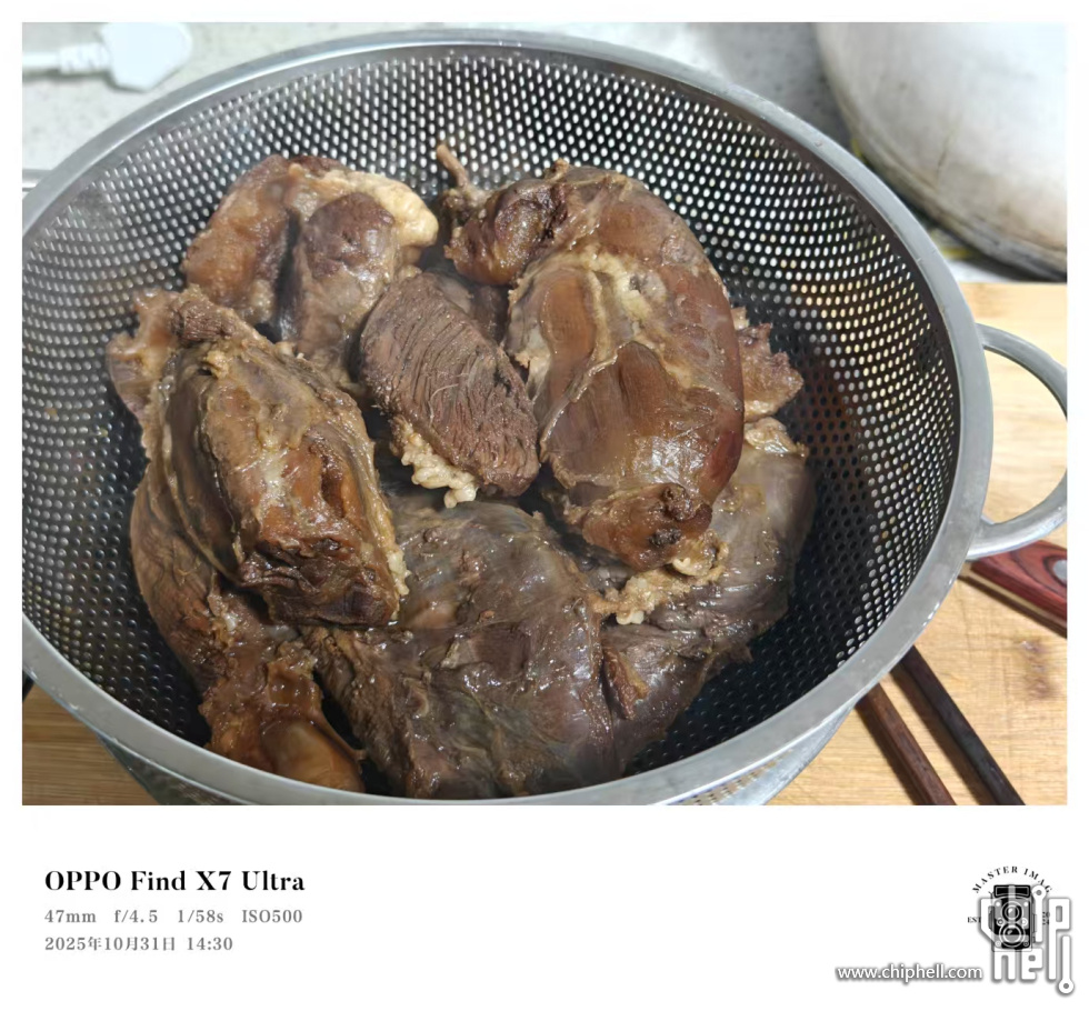 期间飘散的整个味道就是我要的那股味，泡够2小时后捞出沥干，看到这个卤水心里顿生想法。 ... ... ...