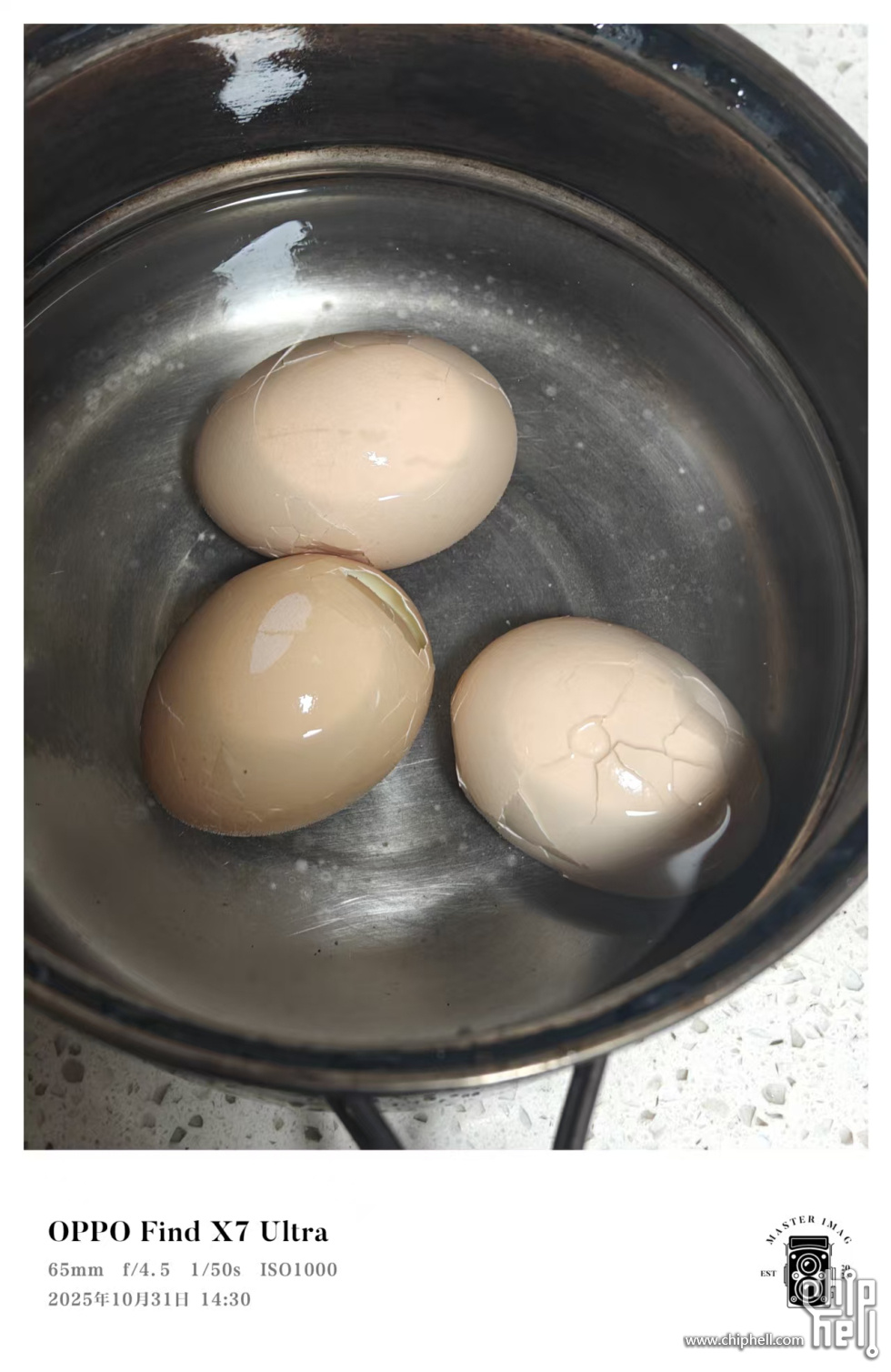 拿了三个鸡蛋，冷水下锅煮八分钟，捞出后凉水冲洗表面，冷却后轻轻敲碎外壳。扔进卤水锅里继续大火10分钟， ...