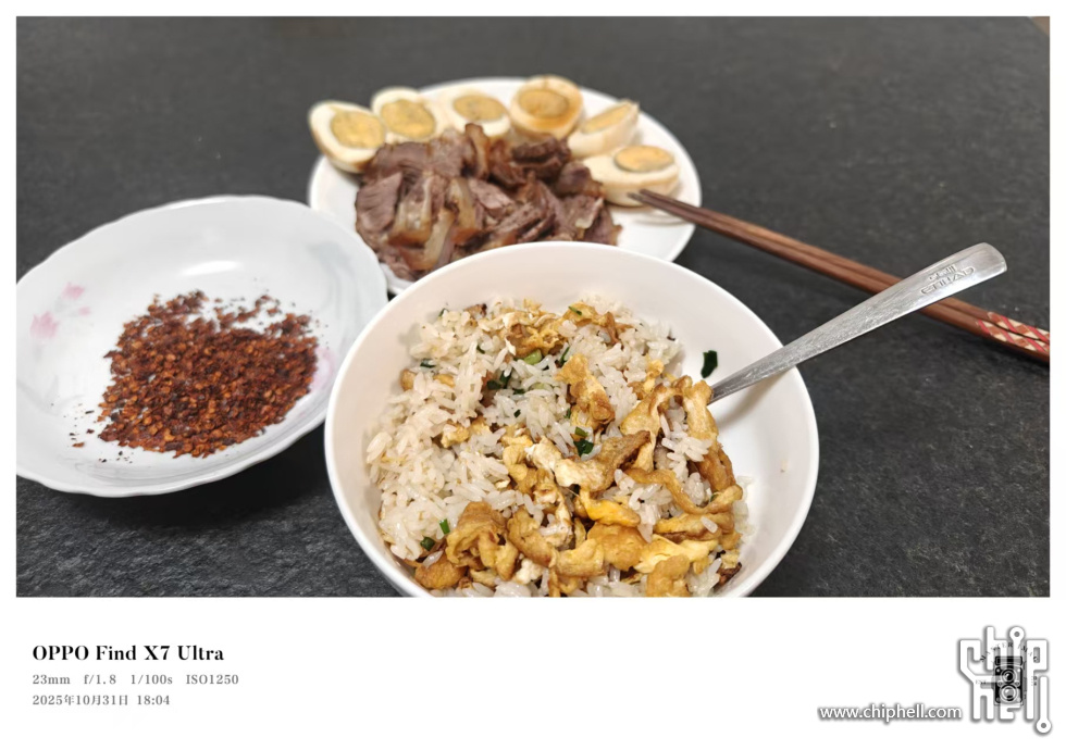 用刀切一些卤好的牛肉上边那些边角肥料（能出卤油）抄了一份蛋炒饭（一股蛋香 葱香 卤油香）蛋炒饭味道很绝 ...