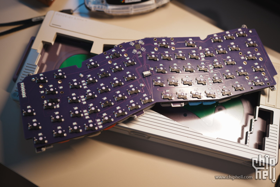 机械轴体匹配的pcb，也赠送了一块磁轴的pcb，对我来说没啥用处。