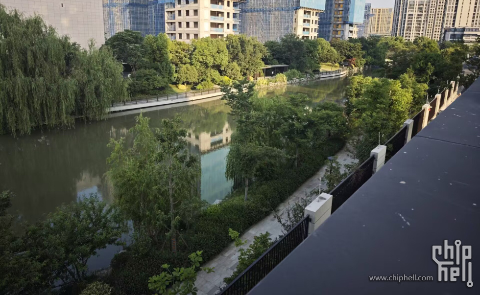 这露台的风景很满意了