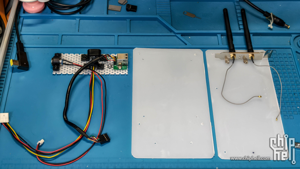 将开关、DC插孔、usb插口和wifi天线固定PP板上，并预留好安装位