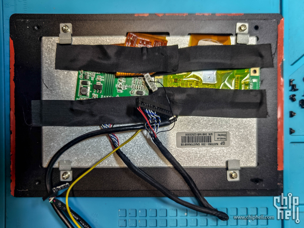 屏幕原本带有触控，但比屏幕整整大了一圈