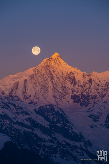 终见梅里金山