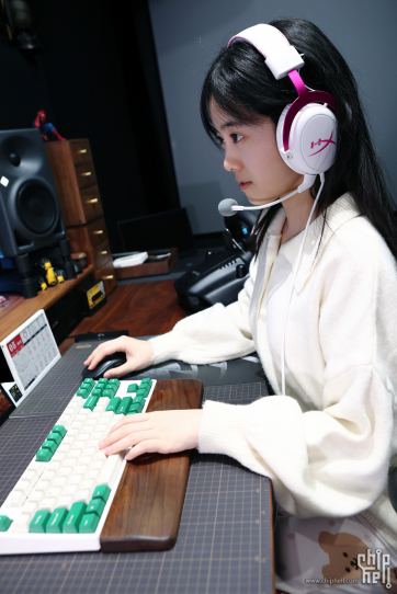 【霓虹粉】HyperX Cloud Ⅱ  7.1声道游戏耳机开箱，小美女出镜