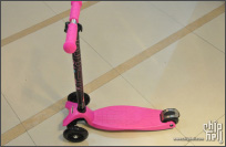 小女王的圣诞礼物—Maxi micro scooter，三轮可调高度滑板车！