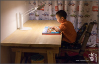 陪熊孩子下飞行棋引起的败家，儿童书房必备三件套桌椅灯