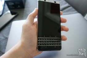 著名 全键盘 情怀机 BlackBerry KEYone