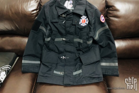 Canadagoose与FDNYFoundation纽约消防联名限定的“勇敢”外套
