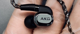 它仍旧无愧于顶级音频大厂的名号---AKG N5005 圈铁耳塞