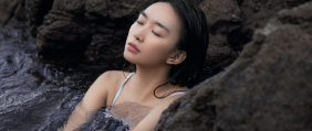 眼眸中的柔软，与少女的裙摆，一同飘进山脚的海